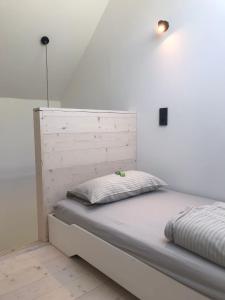 Modernes, ökologisches Design Ferienhaus in der Eifel Vulkaneifel I 2 Schlafzimmer, Sauna, Yoga & Kaminofen, schnelles WLAN & Arbeitsplatz