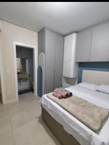 Apto com Churrasqueira, Cama Ortopedica e ar Condicionado 300m da praia