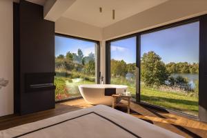 DOBRE 23j - Dom nad jeziorem, z basenem i linią brzegową