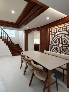 SkyNest, Seoul, Luxury Rooftop Oasis, 3BR, 3BA, Max 8 Guests, Free Pkg, Jamsil, Lotte World Tower View, Room 3 is available only for groups of 7 guests more