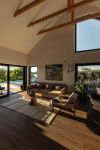 DOBRE 23j - Dom nad jeziorem, z basenem i linią brzegową