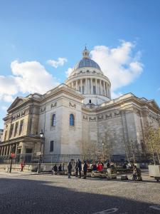 Notre Dame in Latin Quarter Stylish Flat for 6