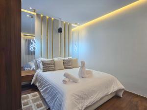 Central New 1BR Next to the Train Station