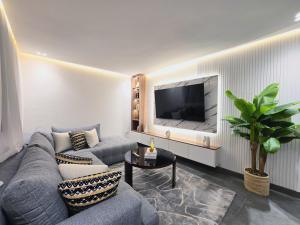 Central New 1BR Next to the Train Station