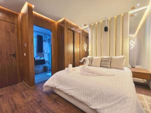 Central New 1BR Next to the Train Station