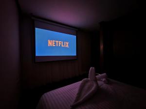 Central New 1BR Next to the Train Station