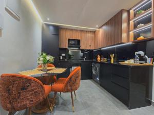 Central New 1BR Next to the Train Station