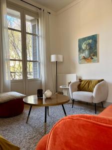 Nimes , appartement rénové dans immeuble classé.