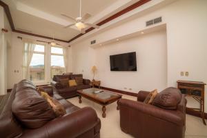 Bella Vista 2B Bedr 3 1 and a half bath Pool View