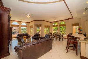 Bella Vista 2C - 3 bdr 3 1 and a half bath