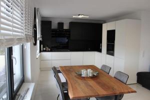 Central apartment with XXL TV, full kitchen & fireplace