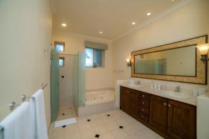 Bella Vista 3F- 3 bdr 3 1 and a half Bath Family