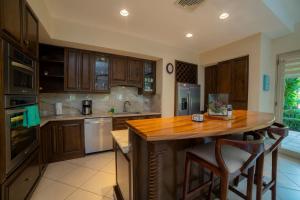 Bella Vista 3F- 3 bdr 3 1 and a half Bath Family