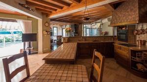 Villa avec piscine intérieur 30 degrés et parc privé au bord de mer à 3 minutes