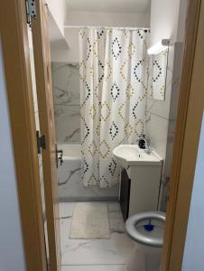 Garsonieră parter, 1 dormitor cu terasa si loc de joacă, PARCARE GRATUITĂ, Craiova