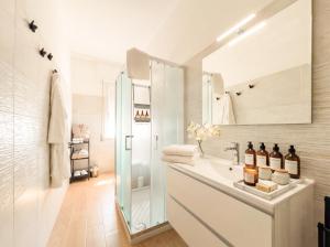 Lovere -Modern Apartment with Balcony, Lake View & AC