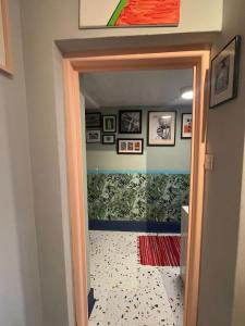 Arty hideaway with courtyard near beach