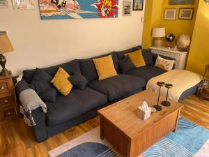 Arty hideaway with courtyard near beach