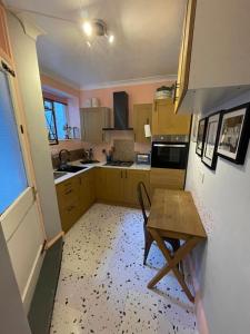 Arty hideaway with courtyard near beach