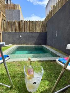 MHV Milagres - Studio Guadalupe 05, quarto e sala privativo a poucos metros da Praia do Marceneiro