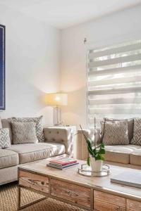 Three-Bedroom House - Best area-Heated Pool-Spa and Sauna Close to Beaches