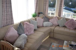 Whitecliff bay Bembridge, 3 x bedrooms, Cosy Caulkers Rest 10, Main side of the resort by the beach, pools & entertainment