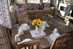 Whitecliff bay Bembridge, 3 x bedrooms, Cosy Caulkers Rest 10, Main side of the resort by the beach, pools & entertainment