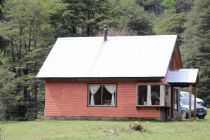 10 hectáreas de montaña con cabaña, senderos, saltos de agua y más