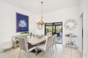 Three-Bedroom House - Best area-Heated Pool-Spa and Sauna Close to Beaches