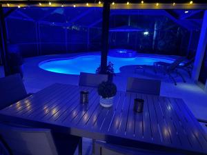 Three-Bedroom House - Best area-Heated Pool-Spa and Sauna Close to Beaches