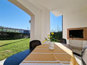 Elegant pool-front flat with fenced garden
