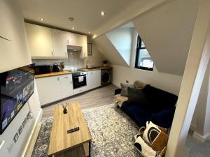 Warm and Modern Leeds Apartment, Super Central