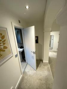 Warm and Modern Leeds Apartment, Super Central