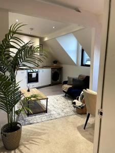 Warm and Modern Leeds Apartment, Super Central