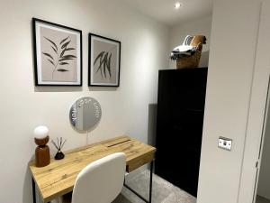 Warm and Modern Leeds Apartment, Super Central