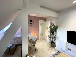 Warm and Modern Leeds Apartment, Super Central