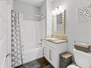 Cozy 3 Bedroom Townhome, Central located with a Garage