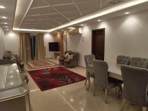 Modern 3-Bedroom Apartment Near Airport, New Cairo & Pyramids
