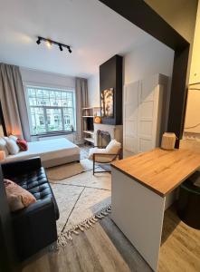 Cosy 2-Bedroom Apartment for 4 Guests near Sint-Pieters Station, Perfect for Exploring Historic Ghent