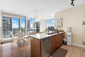 Ultra Luxurious 2.5 Bedroom 2 Full Bathroom 1 Parking Condo Near SQ1 Striking Views