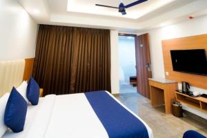 Star by Hotel Black mooncouple friendly Near Rk ashram Metro