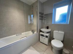 Two Bedroom House with Free Parking