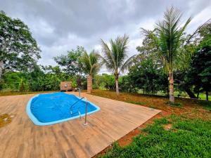 Chácara com piscina e lago aconchegantes