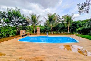 Chácara com piscina e lago aconchegantes