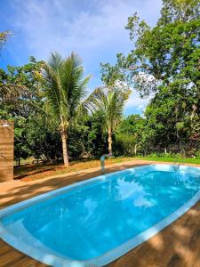 Chácara com piscina e lago aconchegantes