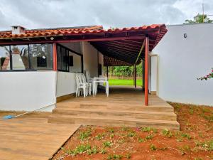 Chácara com piscina e lago aconchegantes