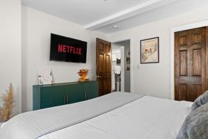 Ski In Ski Out Cabin on Hunter Mtn Seasonal Pool Access w Panoramic Views Hike Swim Fish Relax