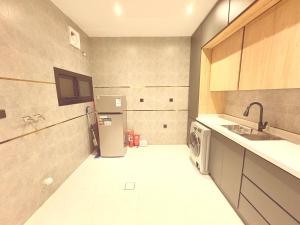 Modern 3 Bedroom Apartment with Private Bathrooms perfect for families and groups near the University and Haramain train station ثلاث غرف نوم مع حمام خاص لكل غرفة قرب الجامعة ومحطة قطار الحرمين من