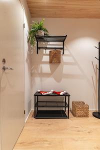 Warm Nordic Townhouse with Sauna & Forest Views