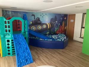 Apto 4q2s pé na areia acomoda até 7